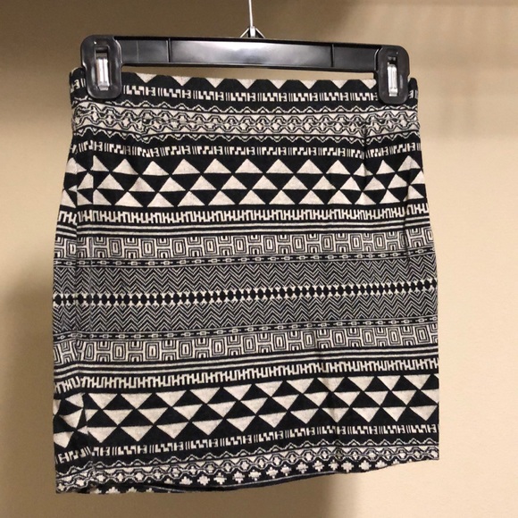 Black and white skirt - Picture 1 of 2